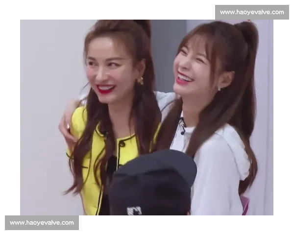 杜海涛沈梦辰伦敦返京，机场比心互动甜度超标